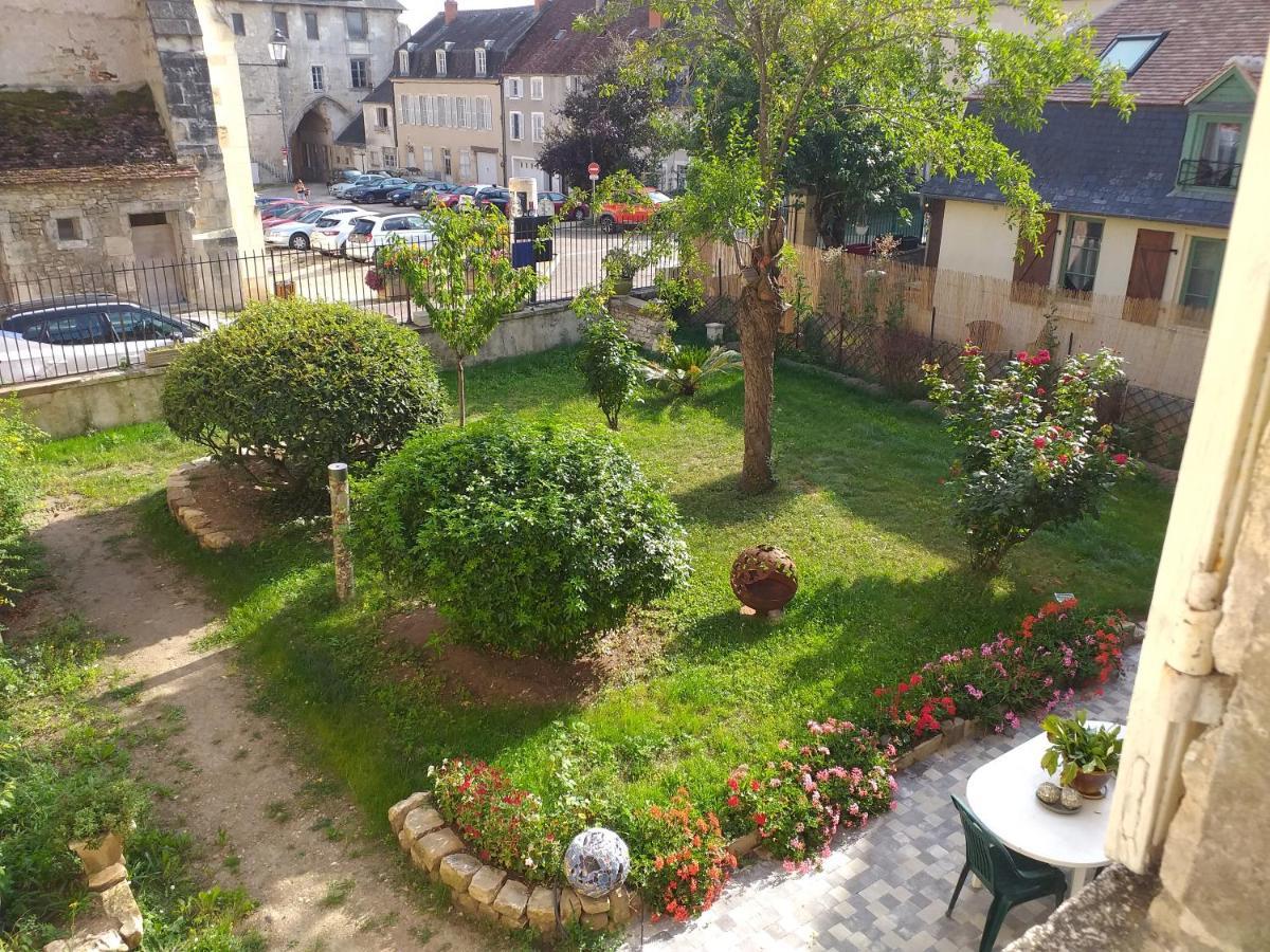 La Cour Du Chateau Ла-Шарите-сюр-Луар Экстерьер фото