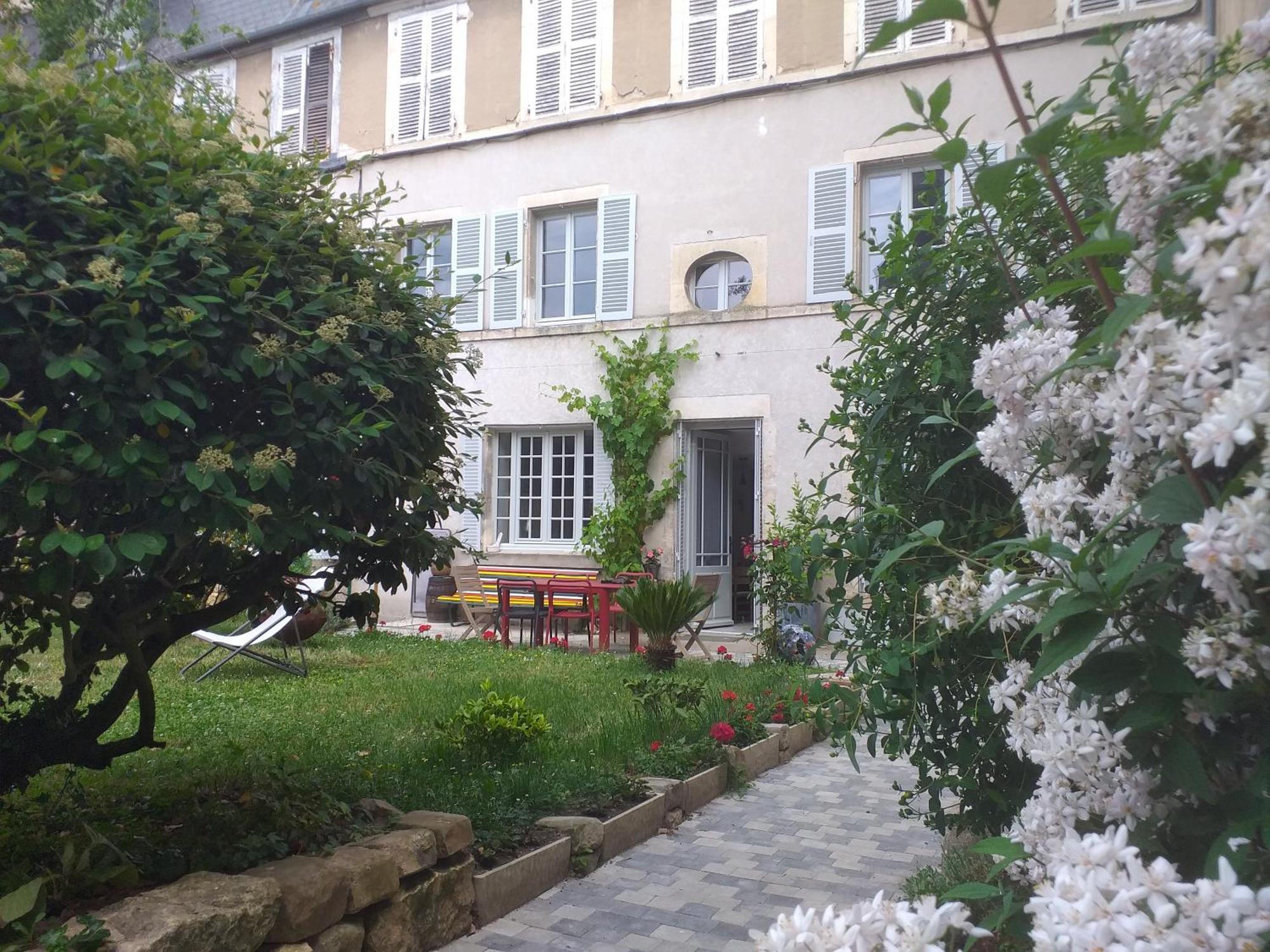 La Cour Du Chateau Ла-Шарите-сюр-Луар Экстерьер фото