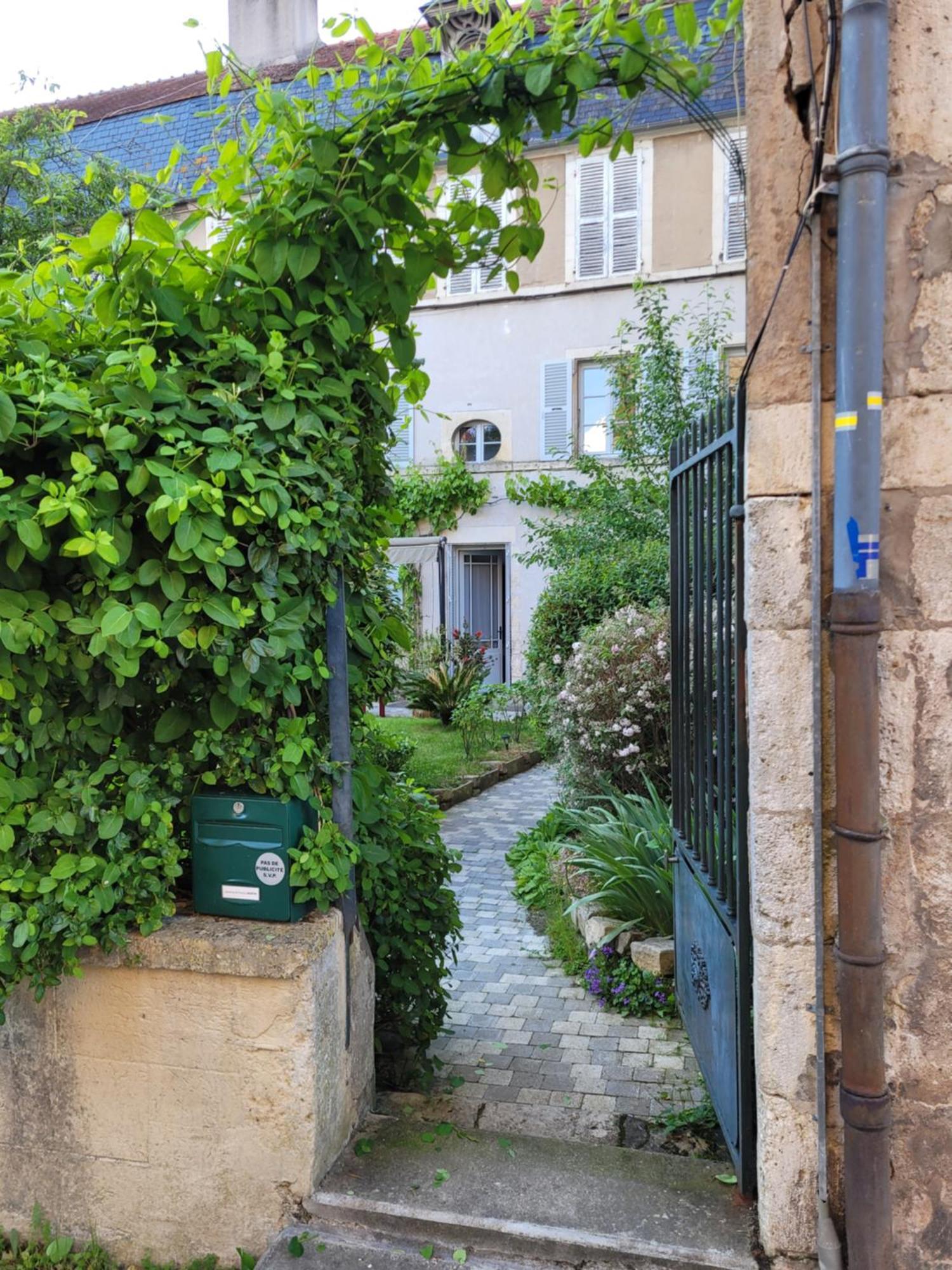 La Cour Du Chateau Ла-Шарите-сюр-Луар Экстерьер фото